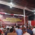 Suasana Pembacaan Yasin Dan Doa Bersama Di Halaman Kantor KPU Kabupaten Muratara.